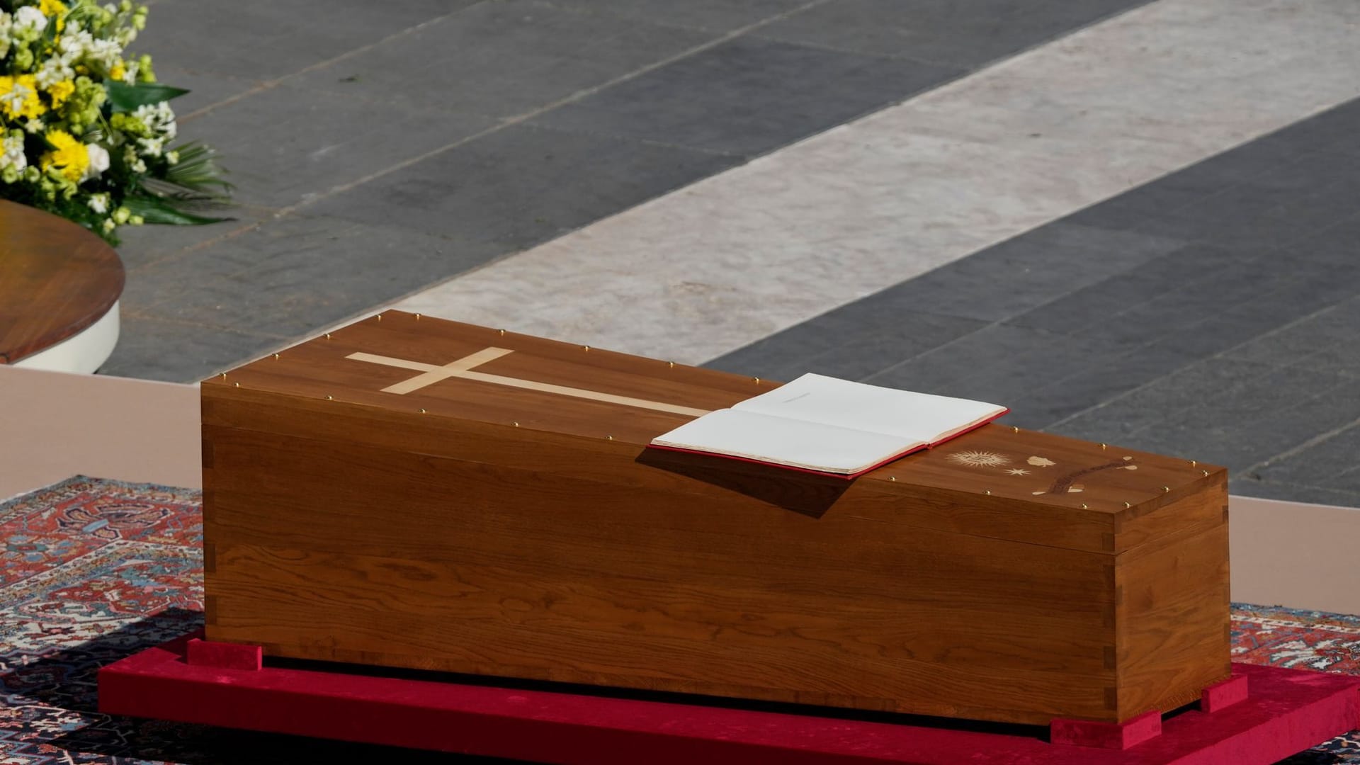 Das aufgeschlagene Evangelium auf dem Sarg von Papst Franziskus.