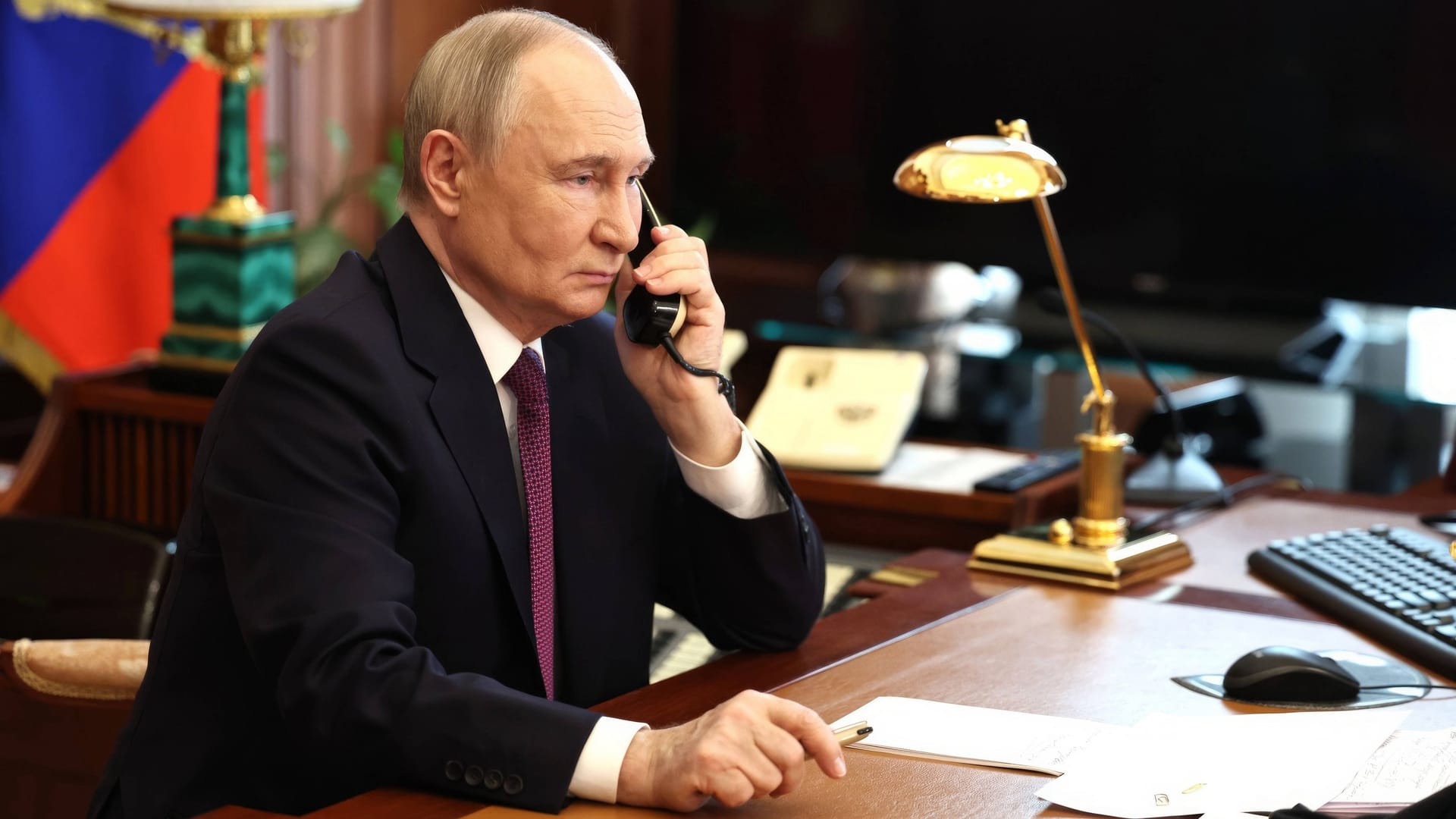 Wladimir Putin am Schreibtisch (Archivbild): Trump hatte Putin am Wochenende als "völlig durchgedreht" bezeichnet. Wladimir Putin am Schreibtisch (Archivbild): Trump hatte Putin am Wochenende als "völlig durchgedreht" bezeichnet.