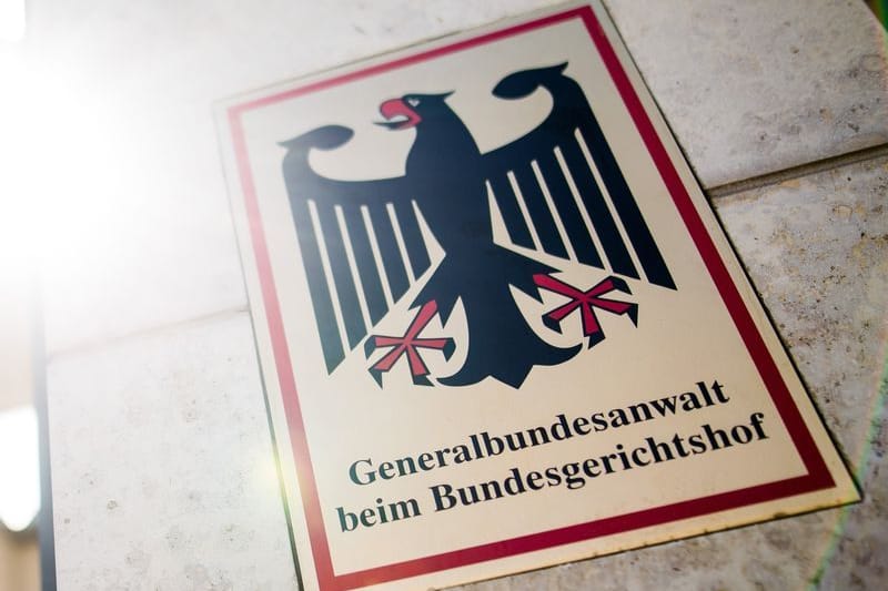 "Generalbundesanwalt beim Bundesgerichtshof" steht auf einem Schild (Archivbild): Die Bundesanwaltschaft ließ den Beschuldigten nach Karlsruhe bringen. "Generalbundesanwalt beim Bundesgerichtshof" steht auf einem Schild (Archivbild): Die Bundesanwaltschaft ließ den Beschuldigten nach Karlsruhe bringen.
