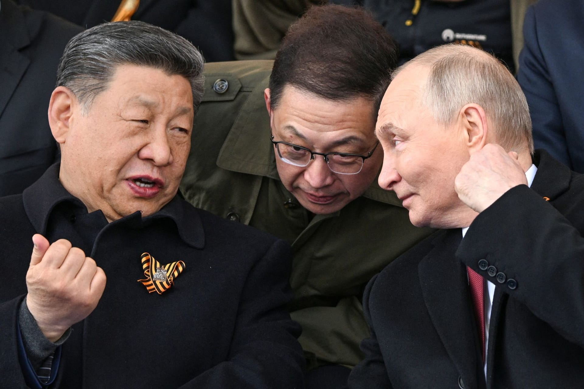 Xi Jinping (links) und Wladimir Putin (rechts) während der Militärparade. Xi Jinping (links) und Wladimir Putin (rechts) während der Militärparade.