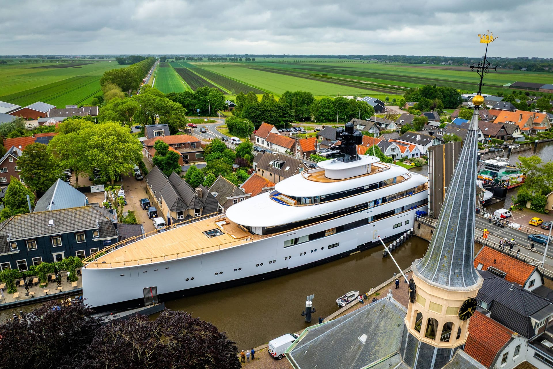 Howard Schultz' Yacht "Pi": Spektakuläre Millimeterarbeit im engen Woubrugge-Kanal.