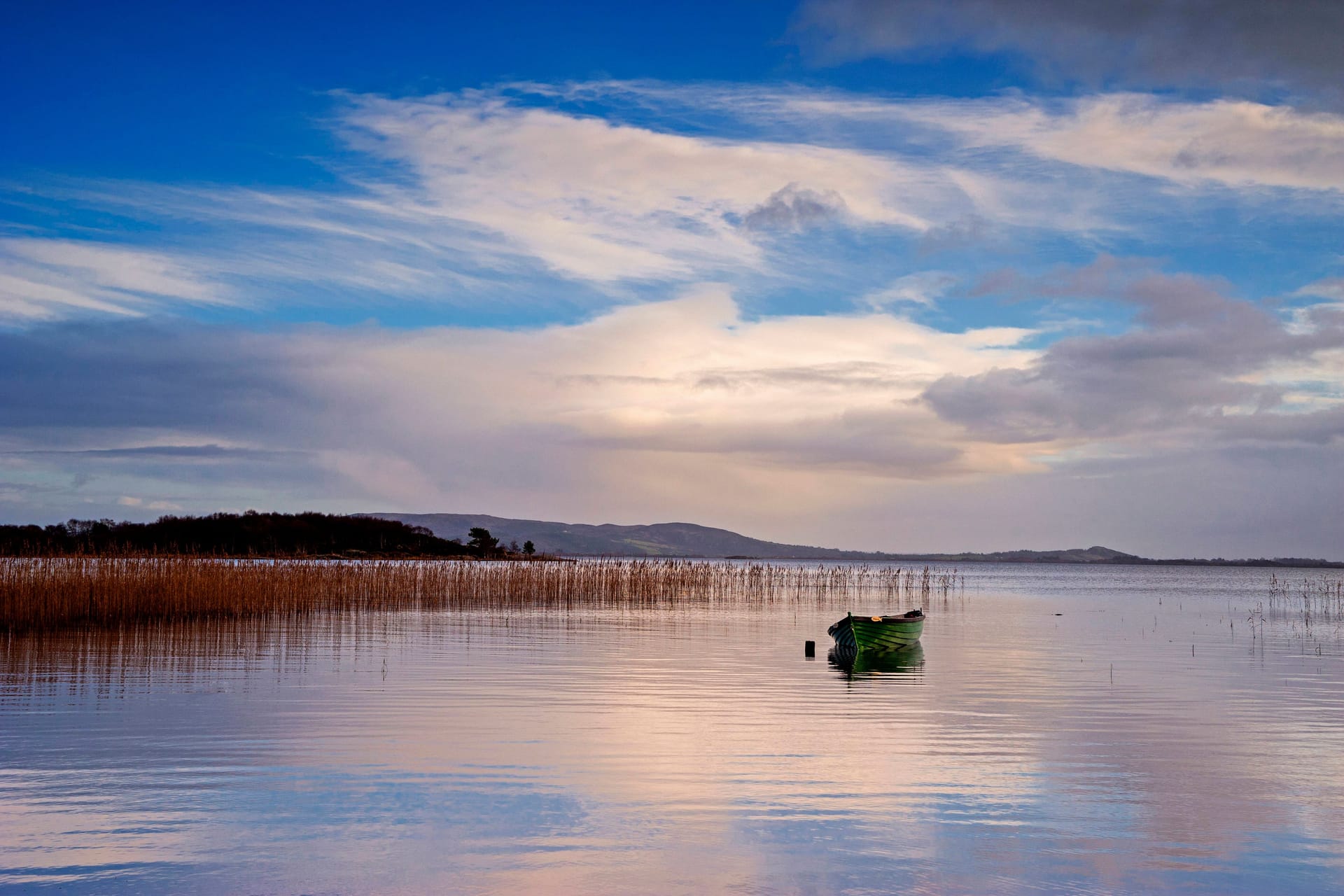 Einsamkeit und Ruhe in Irland: Pontoon im irischen County Mayo ist ein berühmter Spot für Angler. Einsamkeit und Ruhe in Irland: Pontoon im irischen County Mayo ist ein berühmter Spot für Angler.