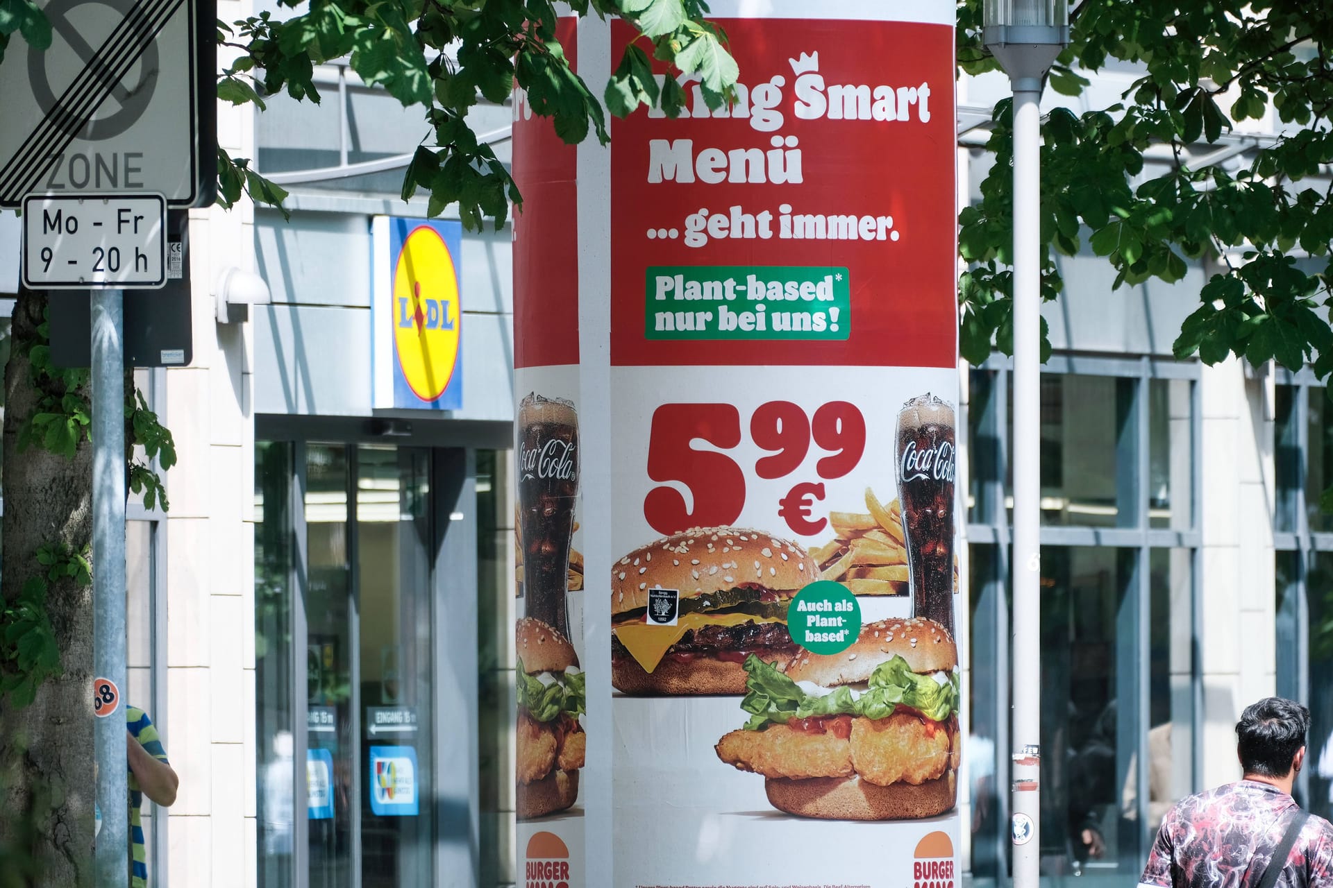 Werbung für Fastfood: Anzeigen im Alltag wirken sich auf unser Essverhalten aus. Werbung für Fastfood: Anzeigen im Alltag wirken sich auf unser Essverhalten aus.