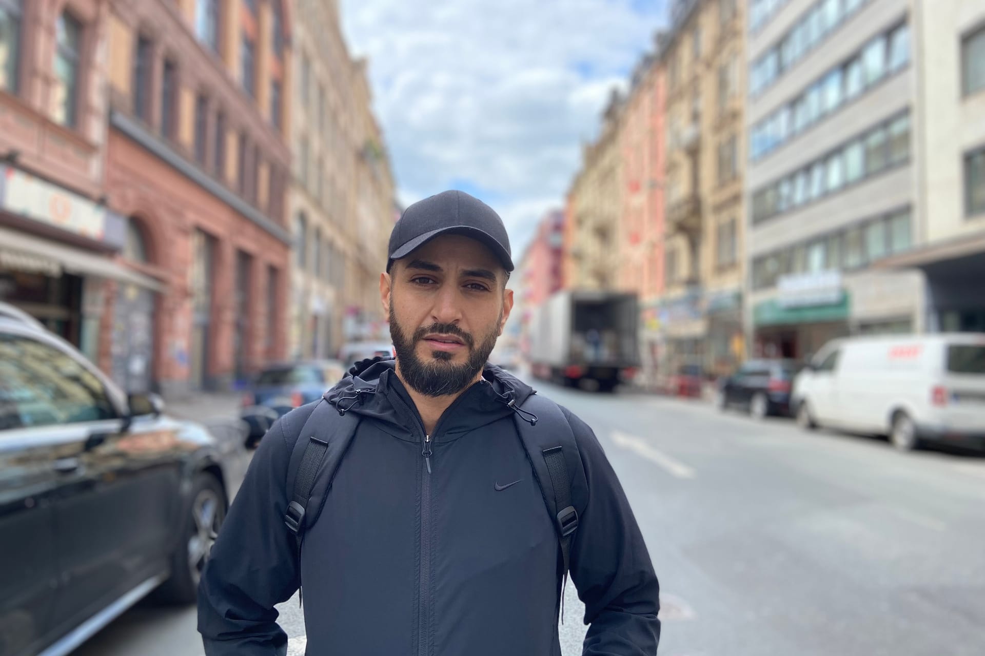 Mohamed "Mo" Bousaaidi im Frankfurter Bahnhofsviertel. Er engagiert sich ehrenamtlich für obdachlose Suchtkranke. Mohamed "Mo" Bousaaidi im Frankfurter Bahnhofsviertel. Er engagiert sich ehrenamtlich für obdachlose Suchtkranke.