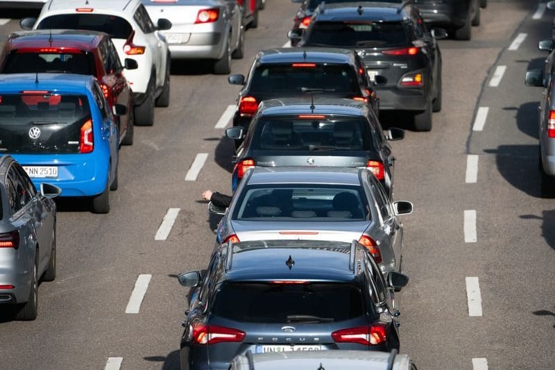 Stau auf der Autobahn (Symbolbild): Ein Unfall auf der A2 verursacht Chaos im Berufsverkehr. Stau auf der Autobahn (Symbolbild): Ein Unfall auf der A2 verursacht Chaos im Berufsverkehr.