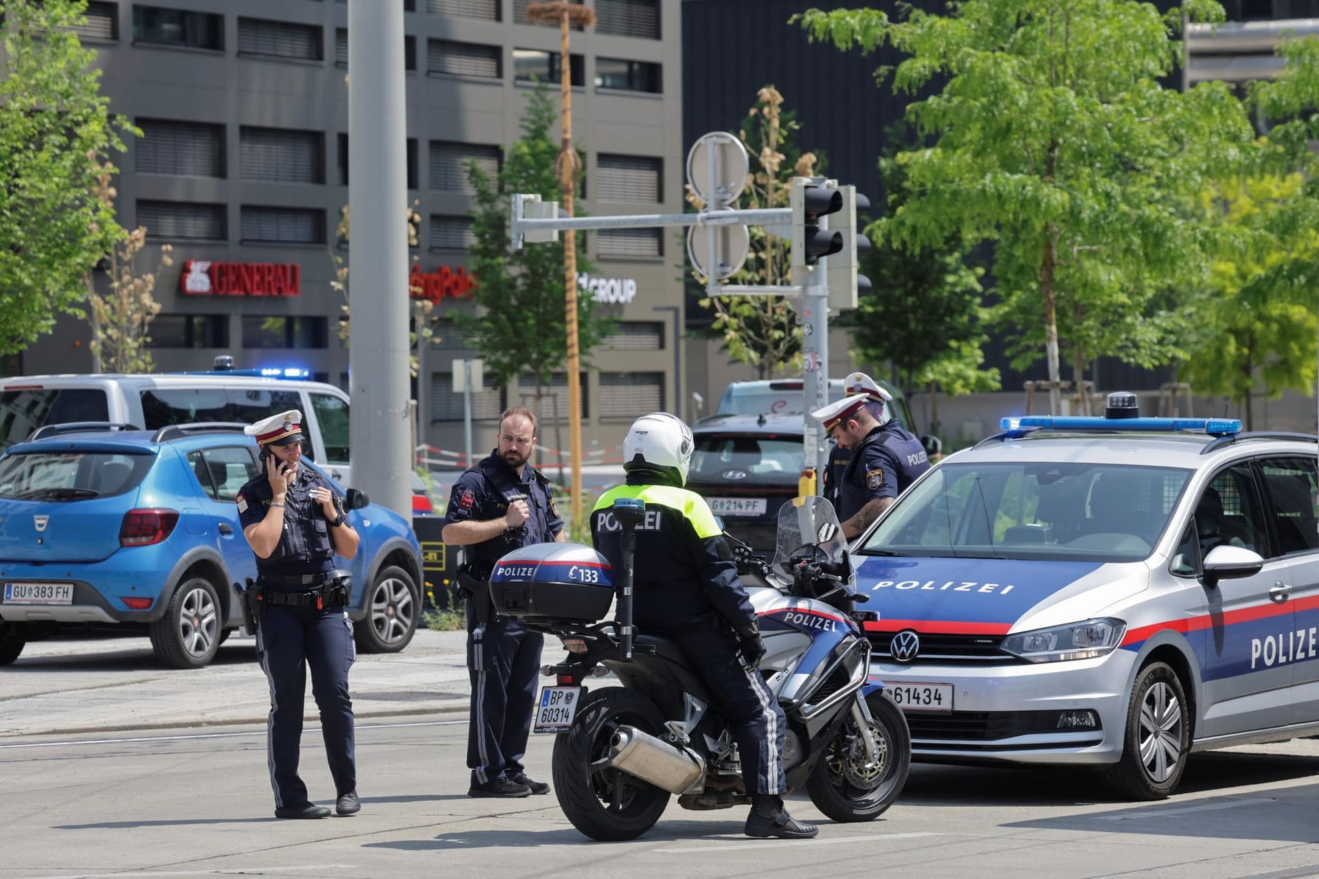 Polizisten sperren eine Straße nach dem Amoklauf in Graz: Ein Waffenexperte hat eine Vermutung, mit welchen Waffen der Täter geschossen haben könnte.
