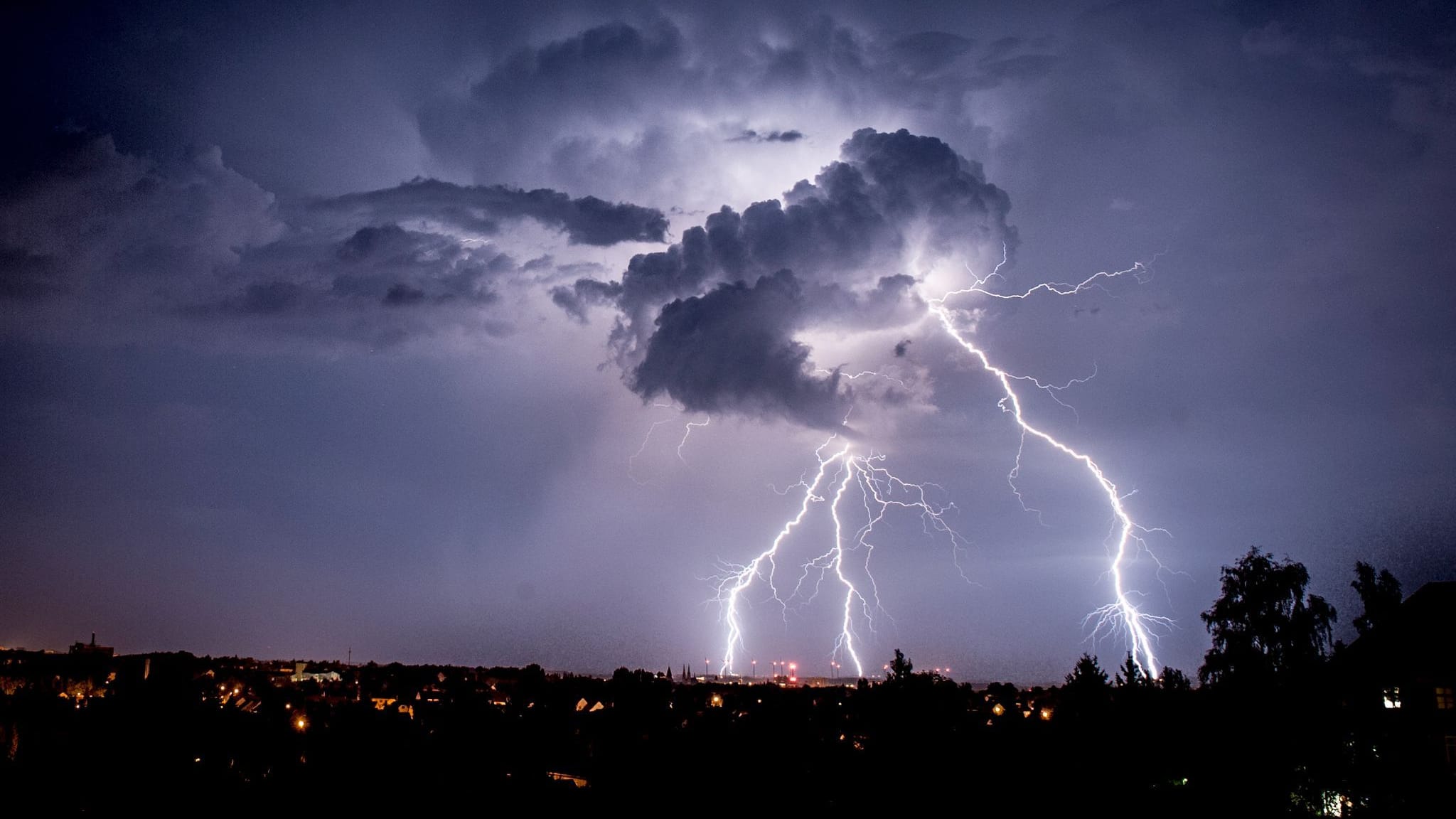 Blitze über Sachsen: Bevorstehende Hitzewelle und drohende Unwetter prägen den "Jojo-Sommer".
