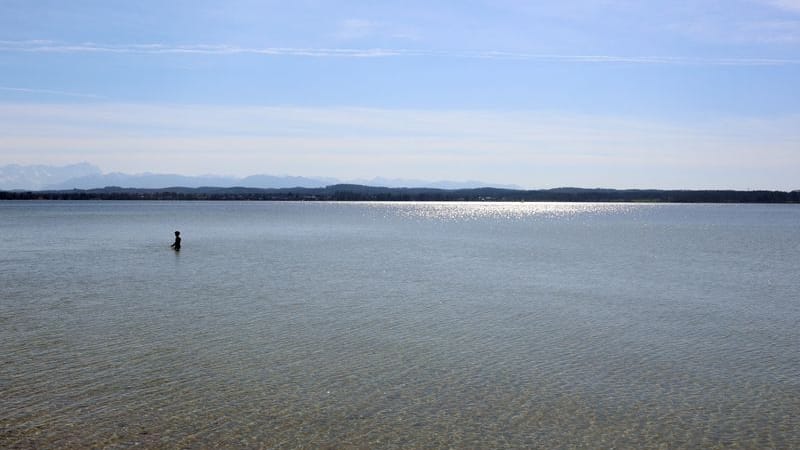 Der Starnberger See in Bayern (Archivbild): Ein junger Mann wird noch vermisst.