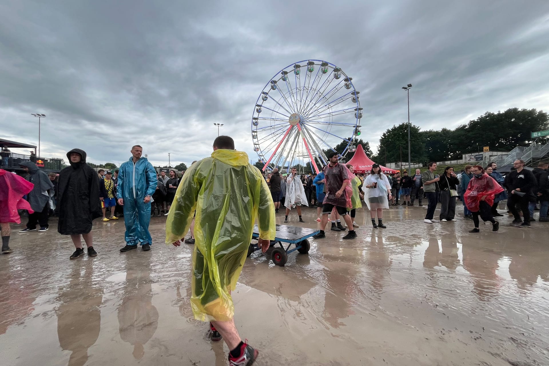 Rock im Park ist nass: Große Pfützen und Schlamm bestimmen das Gelände.