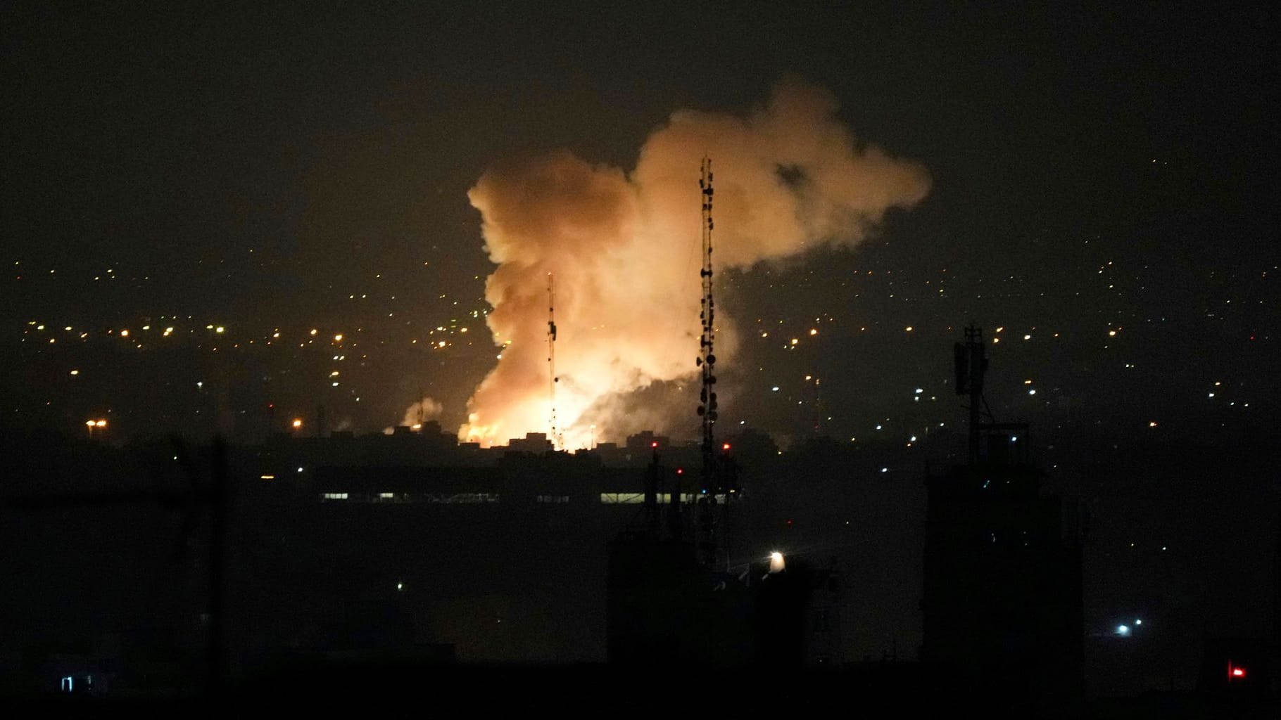 Nach einer Explosion in Teheran steigt Rauch auf.